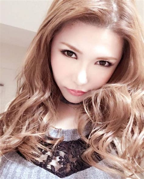 Okita Anri (沖田杏梨) is a former AV actress, singer, a member of BLACK DIAMOND, and former member of Ebisu Muscats and BRW108. In December 2017, she announced her marriage, and gave birth to her daughter on April 30, 2018.